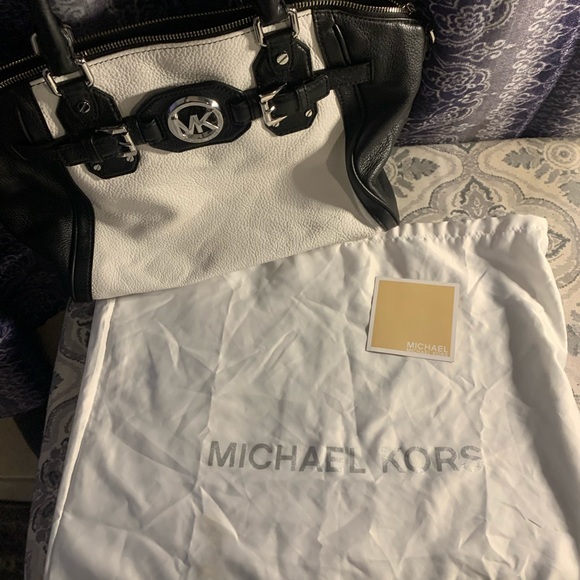 MICHAEL KORS HUDSON LEATHER SATCHEL - Picture 2 of 13